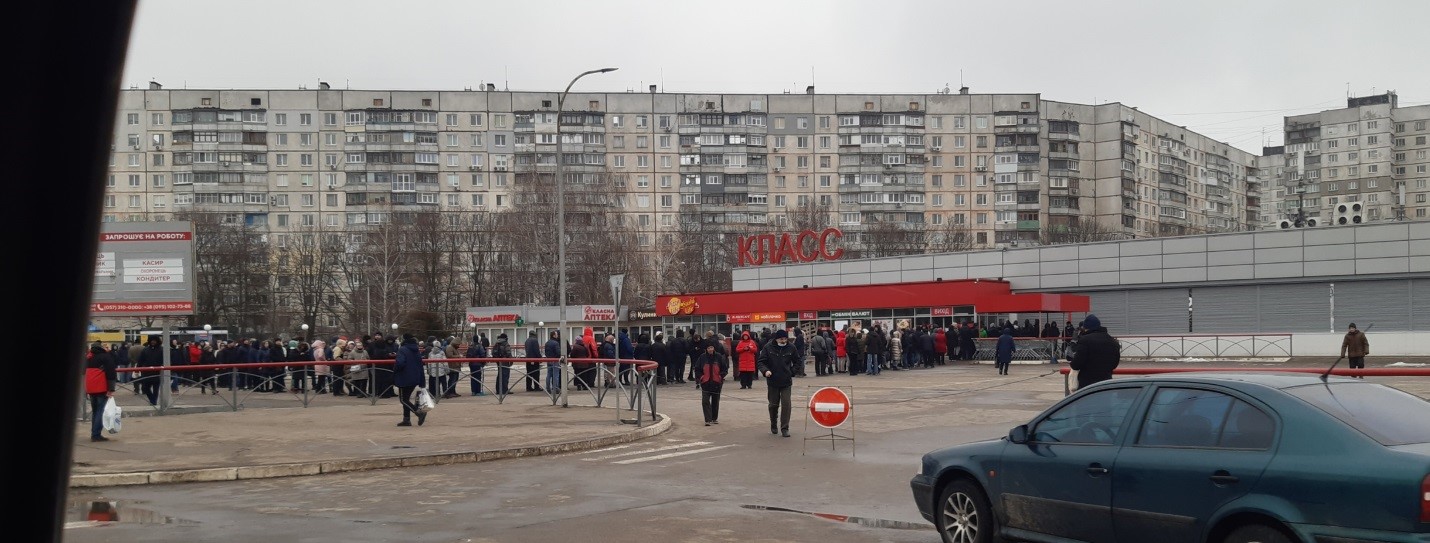 Schlange Lebensmittel Ukraine